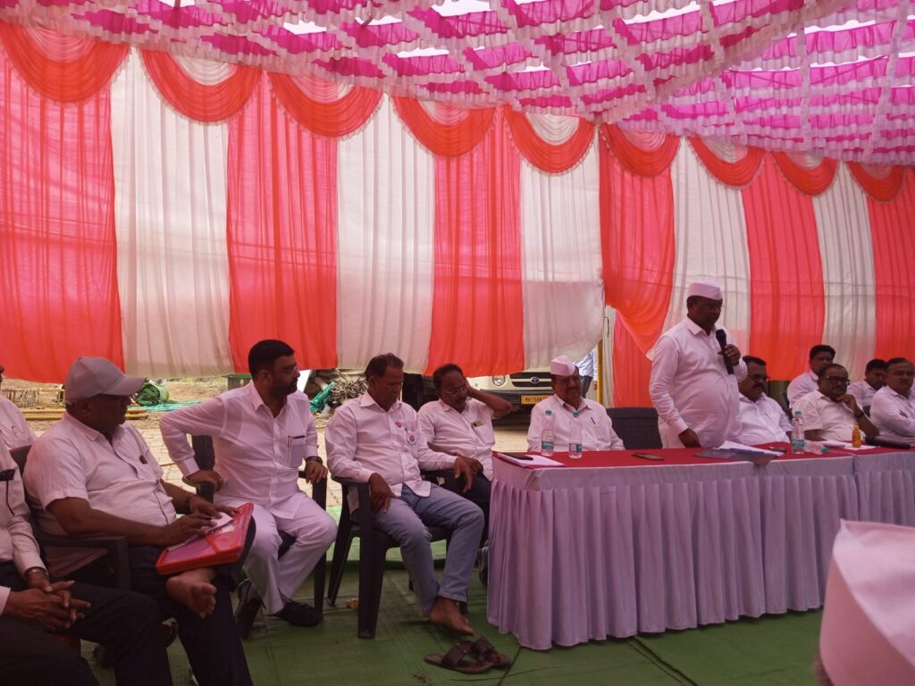 दिंडोरी (नाशिक) :-नाशिक जिल्हा मध्यवर्ती बँकेच्या कर्जमाफीसाठी लढा तीव्र; शेतकऱ्यांच्या मागण्यांसाठी झिरवाळ लवकरच मुख्यमंत्र्यांची भेट घेणार-(प्रतिनिधी :भगवान बोराडे) फोटो 3 दिंडोरी