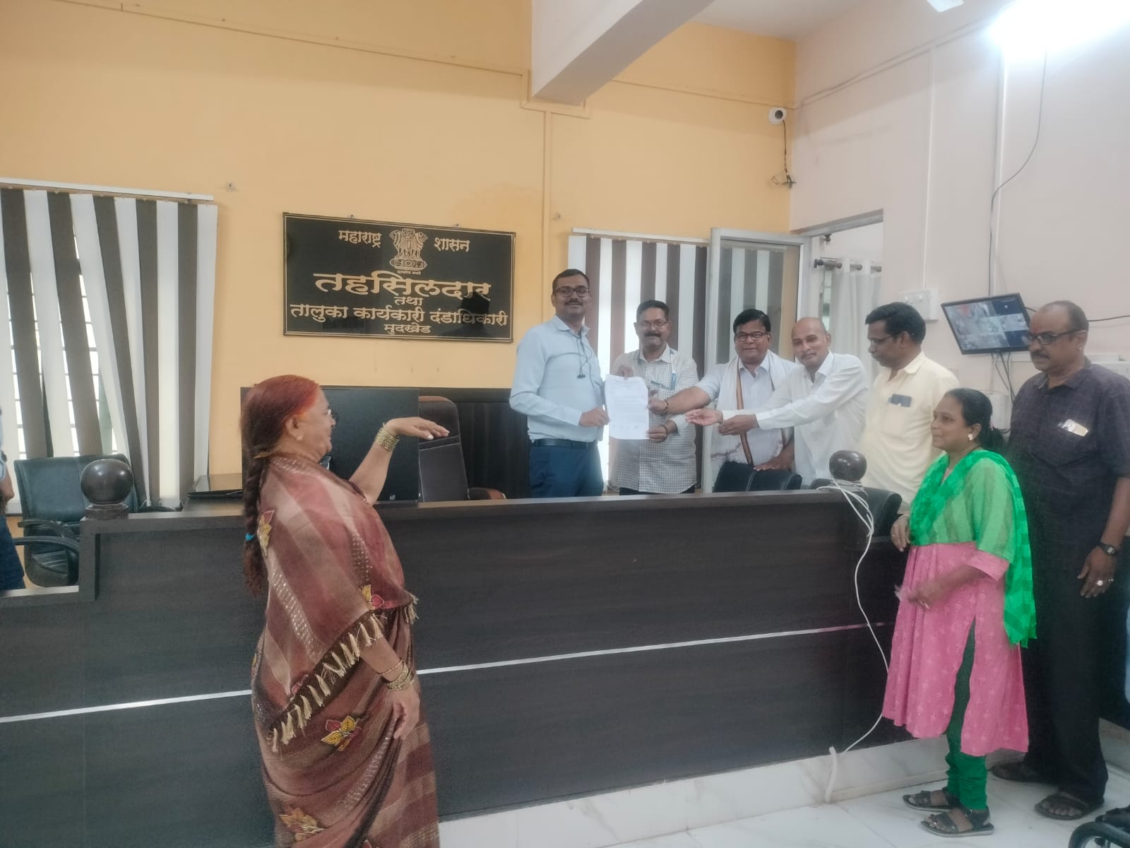 मुदखेड :-महसूल कर्मचाऱ्यांचा बेमुदत संप तीव्र; तहसील कार्यालयांतील कामकाज ठप्प, नागरिकांना फटका-मुदखेड- (प्रतिनिधी : साहेबराव गागलवाड )