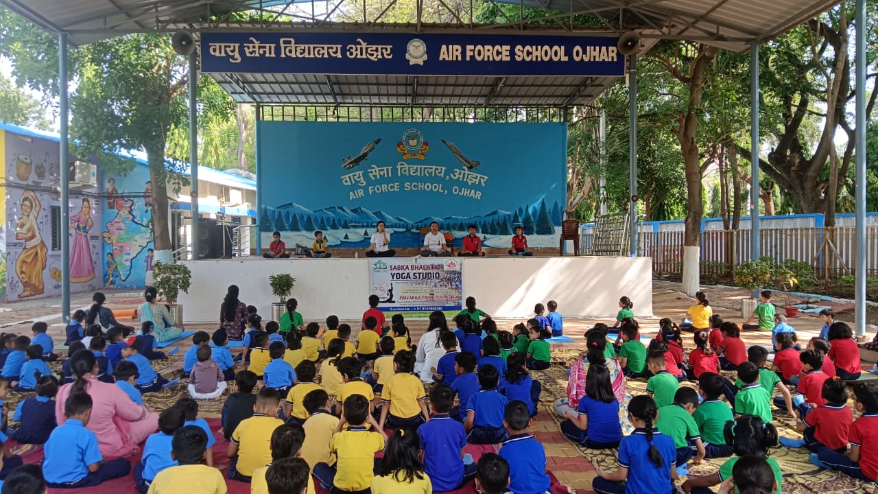 ओझर टाउनशिप:-एअर फोर्स स्कूल, ओझर येथे ‘३६५ योग दिवस’ उपक्रमांतर्गत भव्य मोफत योग कार्यशाळा; आरोग्यदायी जीवनशैलीकडे विद्यार्थ्यांची वाटचाल-(प्रतिनिधी : प्रियांका शर्मा ):-