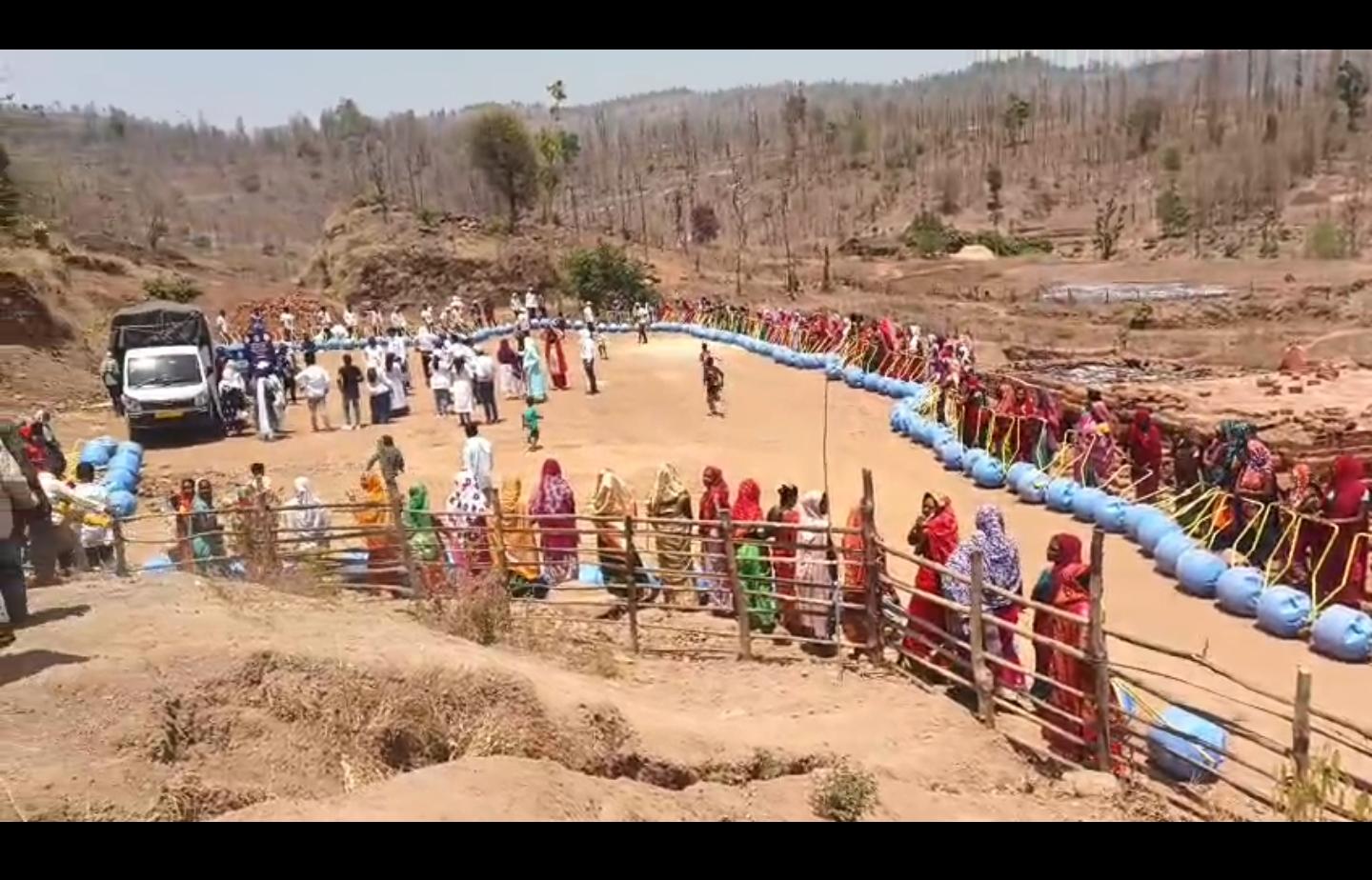 सुरगाणा (नाशिक):-खिर्डी गावात ‘डोक्यावरचा हंडा’ खाली; २०० रोलर ड्रम वाटपाने महिलांना दिलासा, सामाजिक सेवेतून उभा राहिला आदर्श-(प्रतिनिधी : रतन चौधरी)