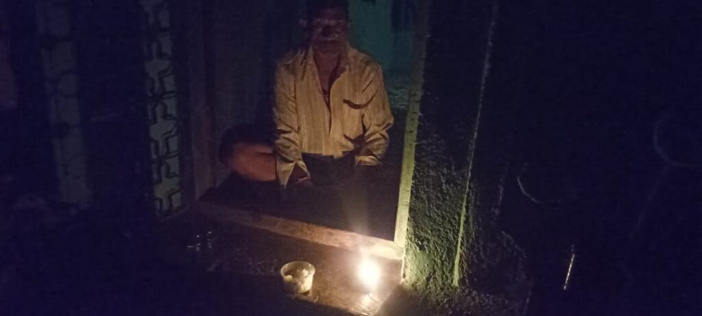 सुरगाणा तालुका २४ तासांहून अधिक काळ अंधारात; वीजपुरवठा खंडित झाल्याने जनजीवन विस्कळीत- (प्रतिनिधी : रतन चौधरी) whatsapp image 2026 06 07 at 10.31.19 pm