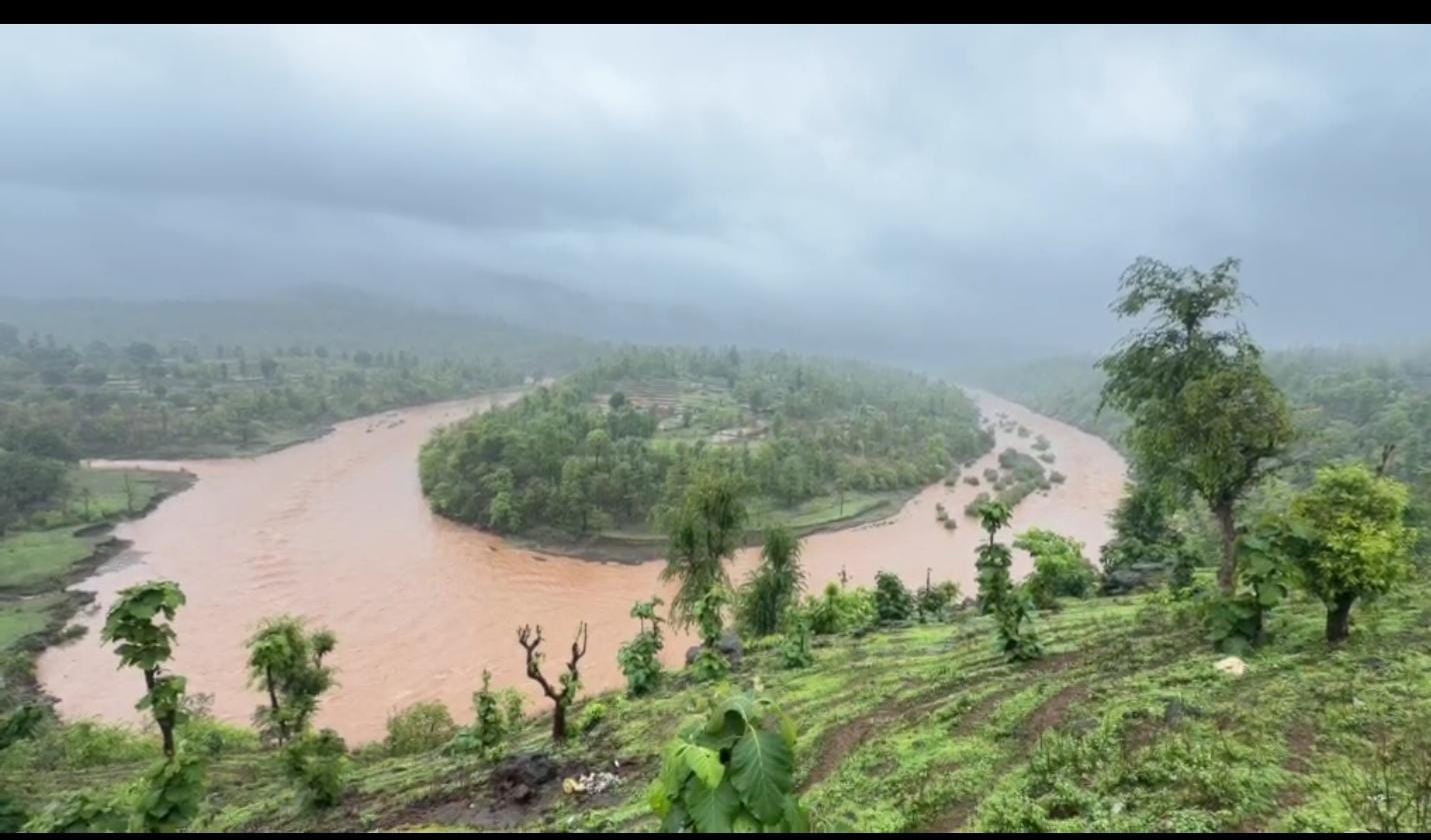 सुरगाणात पावसाचा कहर; नद्यांना महापूर, पुलांवरून पाणी – अनेक गावांचा तालुक्याशी संपर्क तुटला, प्रशासन अॅक्शन मोडवर