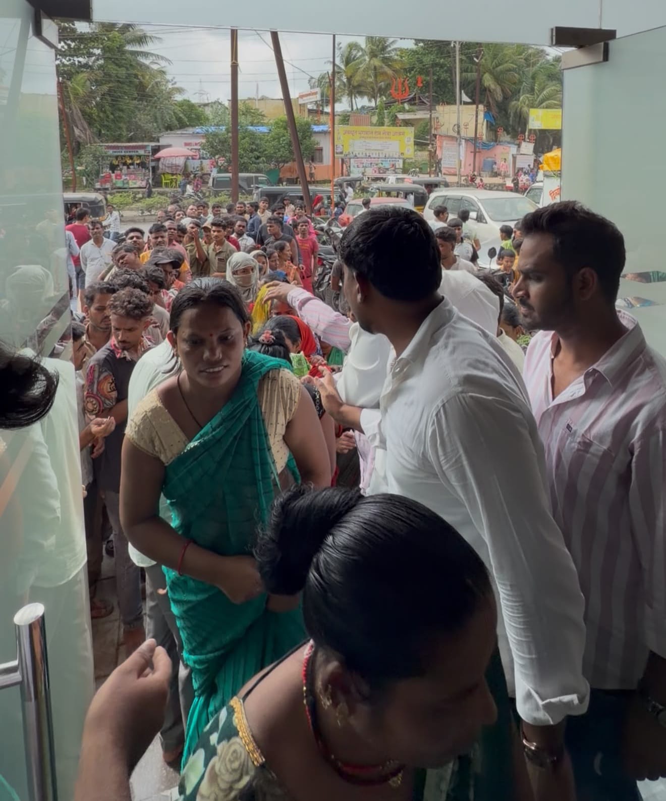 पालघर:-आपत्तीग्रस्तांच्या मदतीला धावले आमदार विलास तरे; वसई–नालासोपारा ते बोईसरपर्यंत अन्नधान्य किटचे वितरण सुरू – ( प्रतिनिधी : बाळकृष्ण ढोके )