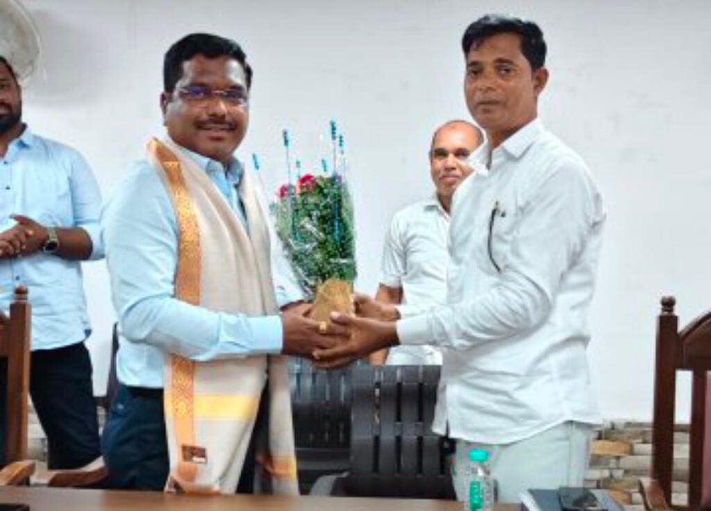 पालघर :-डहाणूतील रास्तभाव दुकानदार संघटनेकडून पुरवठा निरीक्षक रवी गायकवाड व अव्वल कारकून वैभव पाटील यांना भावपूर्ण निरोप; १३ वर्षांच्या सेवेला सलाम-(प्रतिनिधी बाळकृष्ण ढोके ) whatsapp image 2026 07 21 at 7.09.24 pm