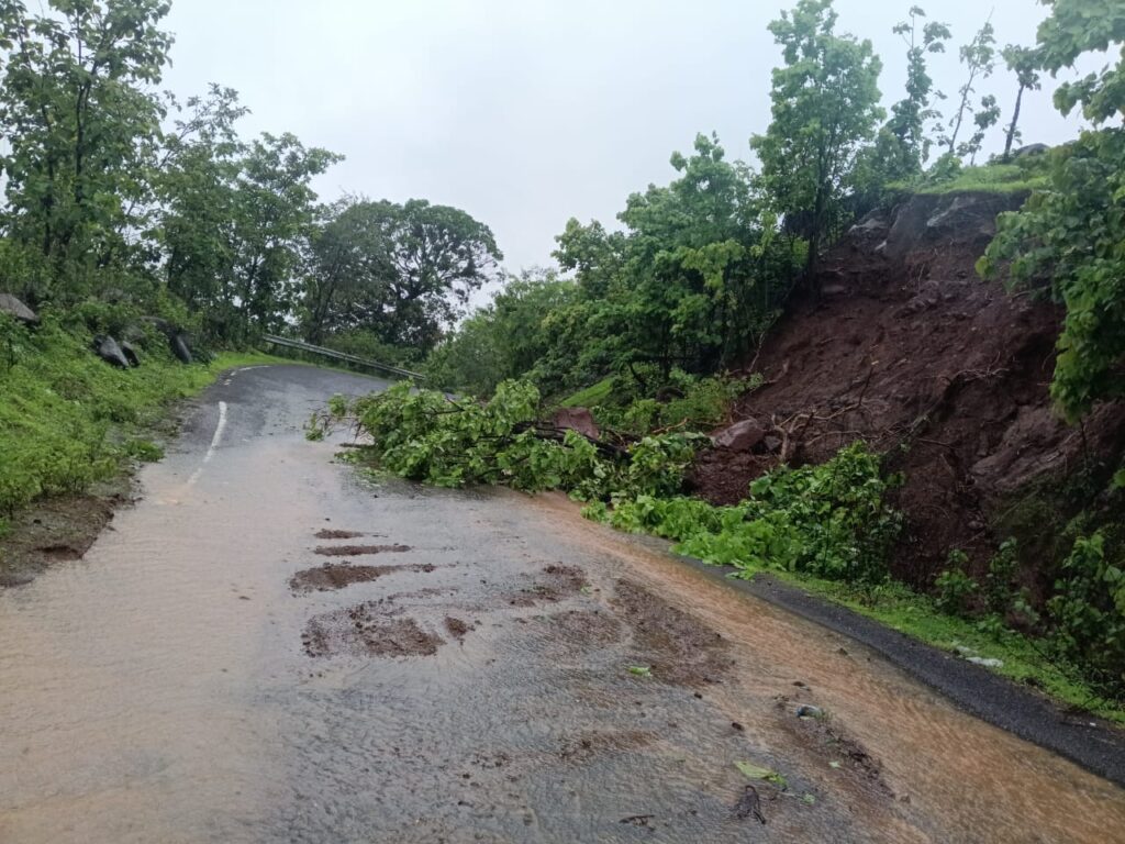 सुरगाणा :-सुरगाणा तालुक्यावर अतिवृष्टीचा कहर ; पुरात शेतकऱ्याचा मृत्यू, भूस्खलन, पूल पाण्याखाली; जनजीवन पूर्णतः विस्कळीत, खड्यांचे साम्राज्य प्रवाश्यांचे हाल-सुरगाणा ( प्रतिनिधी: रतन चौधरी ) whatsapp image 2026 07 23 at 7.41.44 pm
