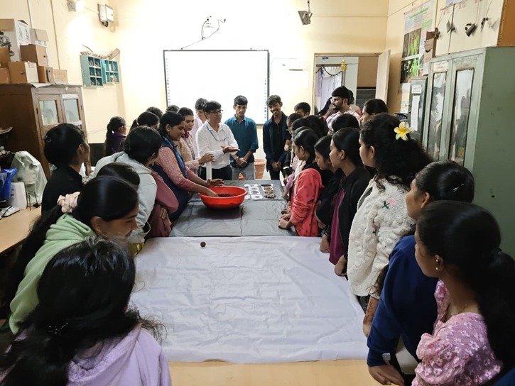 त्र्यंबकेश्वर:-एक बीज… हजारो श्वास! वनस्पतीशास्त्र विभागाचा उपक्रमत्र्यंबकेश्वर महाविद्यालयात दोन दिवसीय सीड बॉल निर्मिती व सीड बॉल फेक उपक्रम उत्साहात संपन्न-( प्रतिनिधी :डॉ. विठ्ठल सोनवणे) whatsapp image 2026 08 01 at 9.58.03 pm