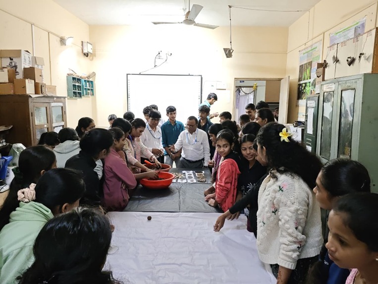 त्र्यंबकेश्वर:-एक बीज… हजारो श्वास! वनस्पतीशास्त्र विभागाचा उपक्रमत्र्यंबकेश्वर महाविद्यालयात दोन दिवसीय सीड बॉल निर्मिती व सीड बॉल फेक उपक्रम उत्साहात संपन्न-( प्रतिनिधी :डॉ. विठ्ठल सोनवणे) whatsapp image 2026 08 01 at 9.58.04 pm