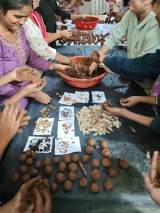 त्र्यंबकेश्वर:-एक बीज… हजारो श्वास! वनस्पतीशास्त्र विभागाचा उपक्रमत्र्यंबकेश्वर महाविद्यालयात दोन दिवसीय सीड बॉल निर्मिती व सीड बॉल फेक उपक्रम उत्साहात संपन्न-( प्रतिनिधी :डॉ. विठ्ठल सोनवणे) whatsapp image 2026 08 01 at 9.58.05 pm
