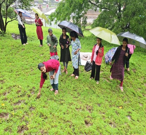 त्र्यंबकेश्वर:-एक बीज… हजारो श्वास! वनस्पतीशास्त्र विभागाचा उपक्रमत्र्यंबकेश्वर महाविद्यालयात दोन दिवसीय सीड बॉल निर्मिती व सीड बॉल फेक उपक्रम उत्साहात संपन्न-( प्रतिनिधी :डॉ. विठ्ठल सोनवणे) whatsapp image 2026 08 01 at 9.58.07 pm (1)