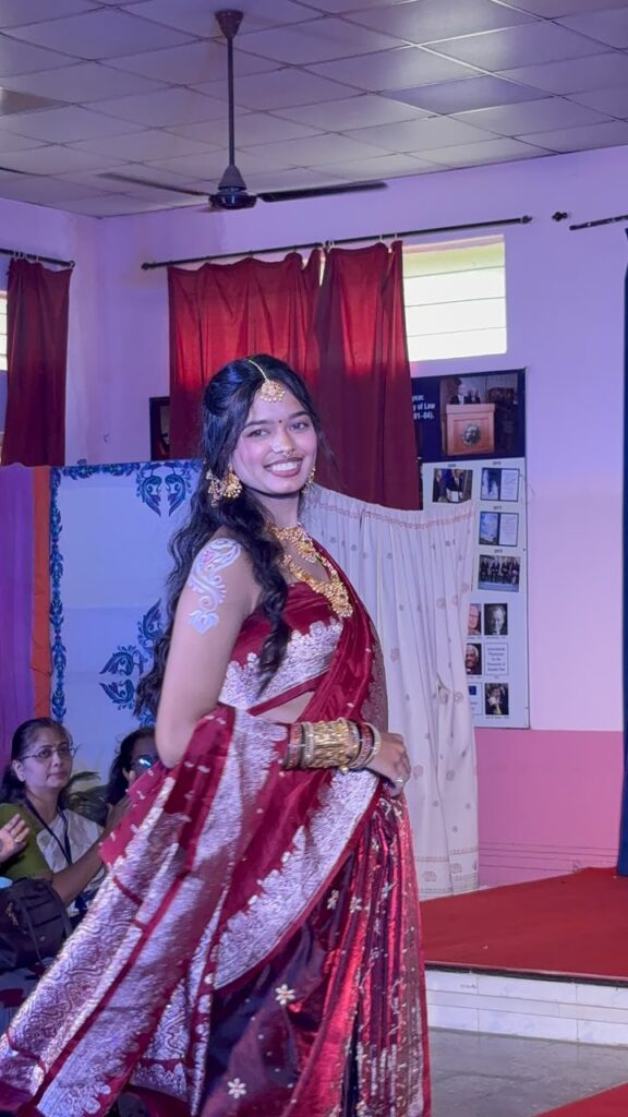 नाशिक :-'कारागीर टू कॅटवॉक'मधून भारतीय हस्तकलेचा आधुनिक अविष्कार; एसएमआरके-बीके-एके महिला महाविद्यालयात विद्यार्थिनींच्या सर्जनशीलतेची झळाळी- (प्रतिनिधी : छाया लोखंडे ) whatsapp image 2026 08 08 at 10.46.43 am (1)
