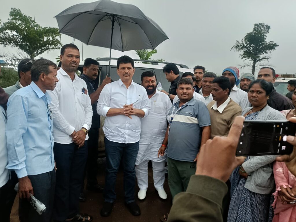 आरोग्यमंत्री प्रकाश आबिटकर यांच्या सुरगाणा दौऱ्यात ट्रॉमा केअर सेंटर,सोनोग्राफी सेंटरसह रुग्णवाहिकांची मागणी whatsapp image 2026 08 22 at 10.19.17 pm