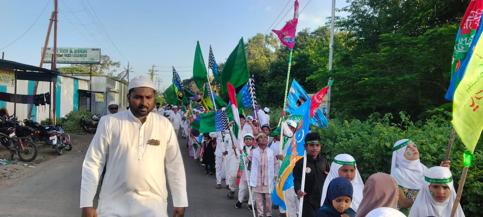 येडशी (धाराशिव :उस्मानाबाद) :-येडशीत १५०१ वी जश्ने ईद-ए-मिलादुन्नबी उत्साहात; धार्मिक मिरवणुकीत हिंदू-मुस्लिम ऐक्याचे दर्शन- (प्रतिनिधी : सुभान शेख)