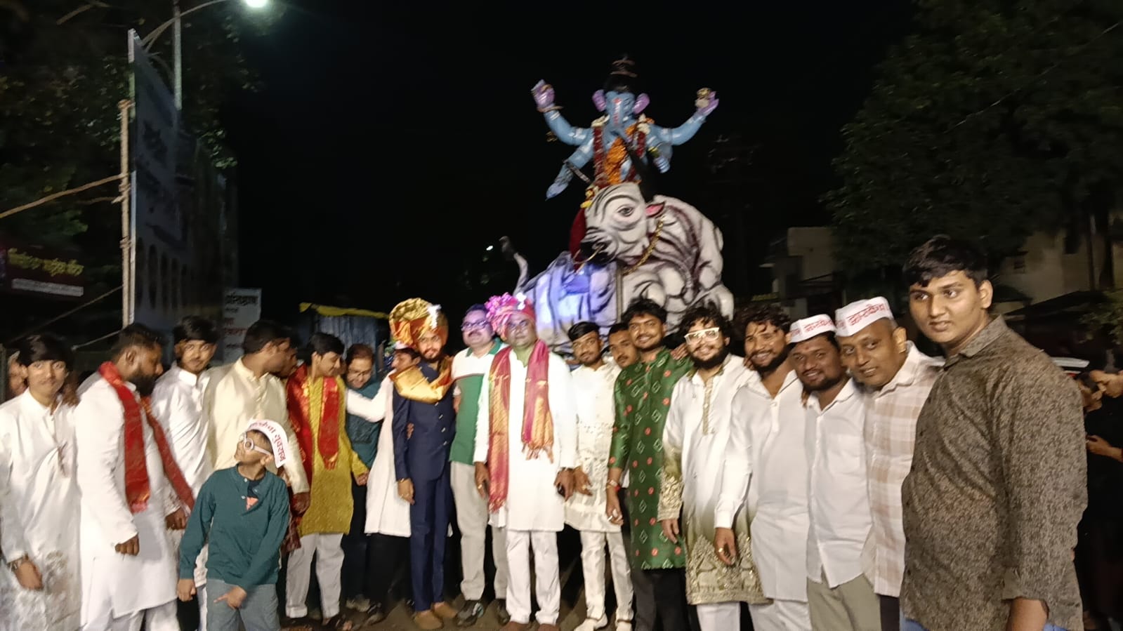 टाळ-मृदंगाच्या गजरात ‘द्वारकेचा युवराज’चे भव्य आगमन; वारकरी दिंडीने नाशिकच्या द्वारका परिसरात भक्तिमय वातावरणस्वराज्य प्रतिष्ठान मित्र मंडळाच्या गणेशोत्सवाला उत्साहात सुरुवात; महाआरतीनंतर भाविकांना महाप्रसादाचे वाटप