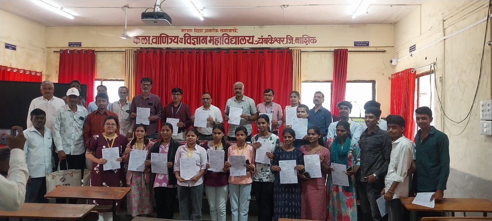 नवमतदार नोंदणी अभियान त्र्यंबकेश्वर महाविद्यालयात उत्साहात संपन्न