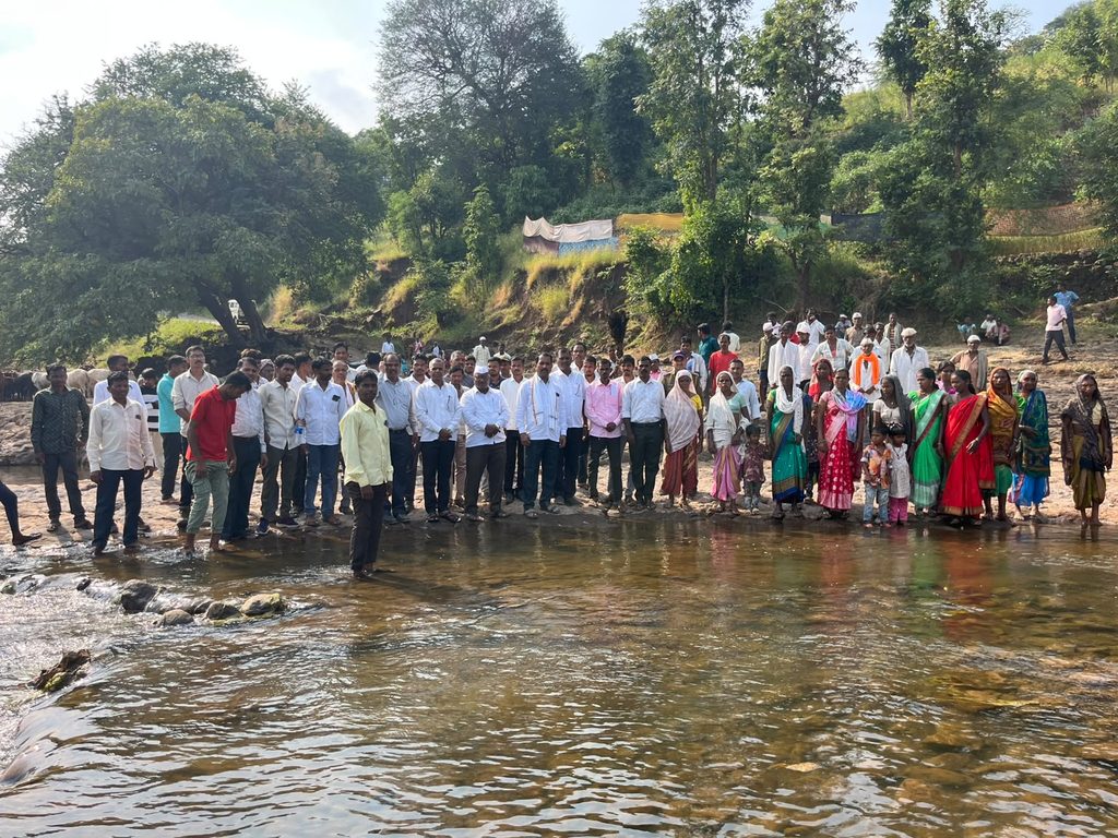 सुरगाणा :-ना रस्ता, ना मोबाईल नेटवर्क… पुराच्या पाण्यात जीव धोक्यात!-(प्रतिनिधी : सुरेश हाडस) whatsapp image 2026 10 13 at 10.51.02 am (4)