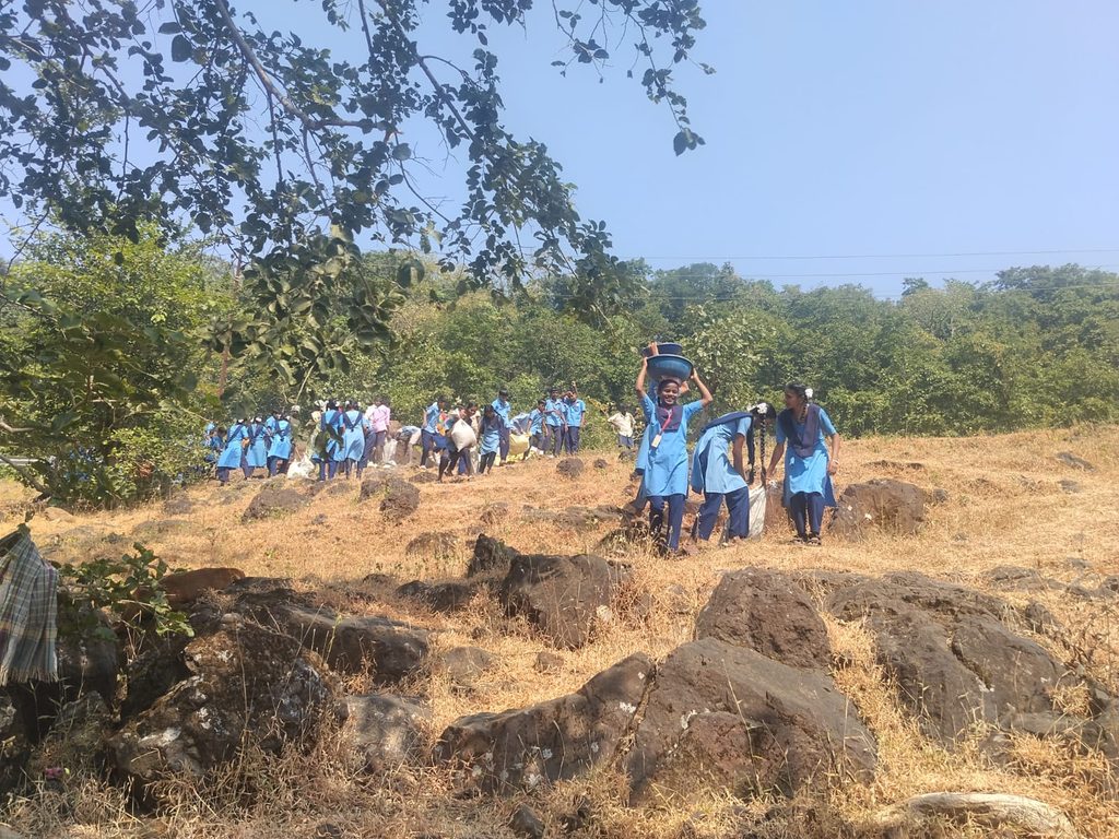 मुक्या जीवांची तहान भागवण्यासाठी ग्रामस्थ आणि विद्यार्थ्यांचा पुढाकार! कोचाळे येथे श्रमदानातून वनराई बंधाऱ्याची उभारणी५० विद्यार्थ्यांसह ग्रामस्थ, शिक्षक आणि पालकांचा उत्स्फूर्त सहभाग; जलसंधारणासोबतच विद्यार्थ्यांना निसर्गसंवर्धनाचा प्रत्यक्ष धडा whatsapp image 2026 10 28 at 9.06.47 am (1)
