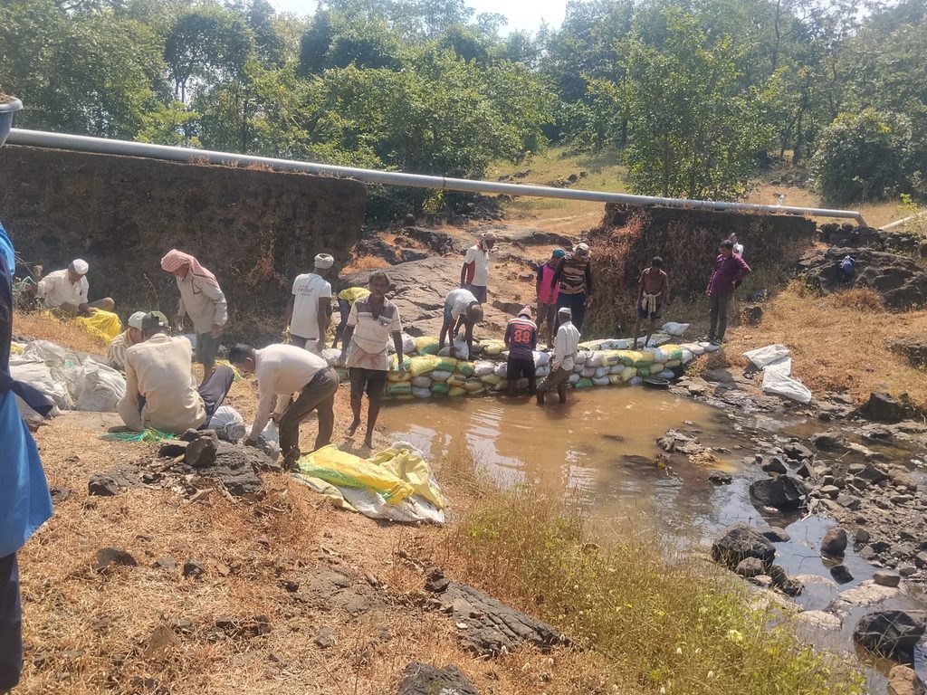 मुक्या जीवांची तहान भागवण्यासाठी ग्रामस्थ आणि विद्यार्थ्यांचा पुढाकार! कोचाळे येथे श्रमदानातून वनराई बंधाऱ्याची उभारणी५० विद्यार्थ्यांसह ग्रामस्थ, शिक्षक आणि पालकांचा उत्स्फूर्त सहभाग; जलसंधारणासोबतच विद्यार्थ्यांना निसर्गसंवर्धनाचा प्रत्यक्ष धडा whatsapp image 2026 10 28 at 9.06.48 am