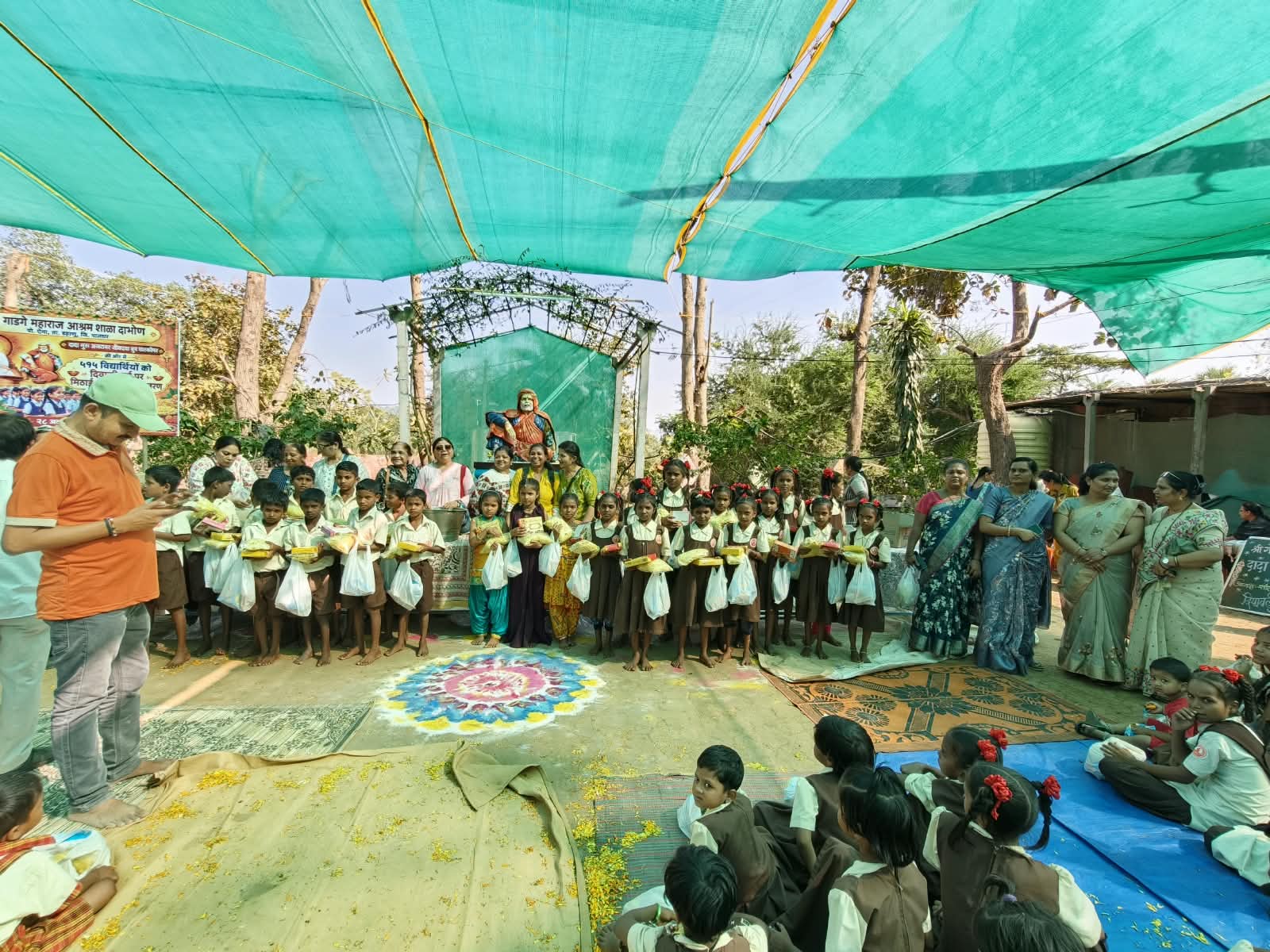 दाभोण आश्रमशाळेतील विद्यार्थ्यांची दिवाळी गोड! दादा गुरू अजरामर जिवदया ग्रुप व पुष्प सेवा ग्रुपतर्फे फराळ, फटाके आणि केकचे वाटप