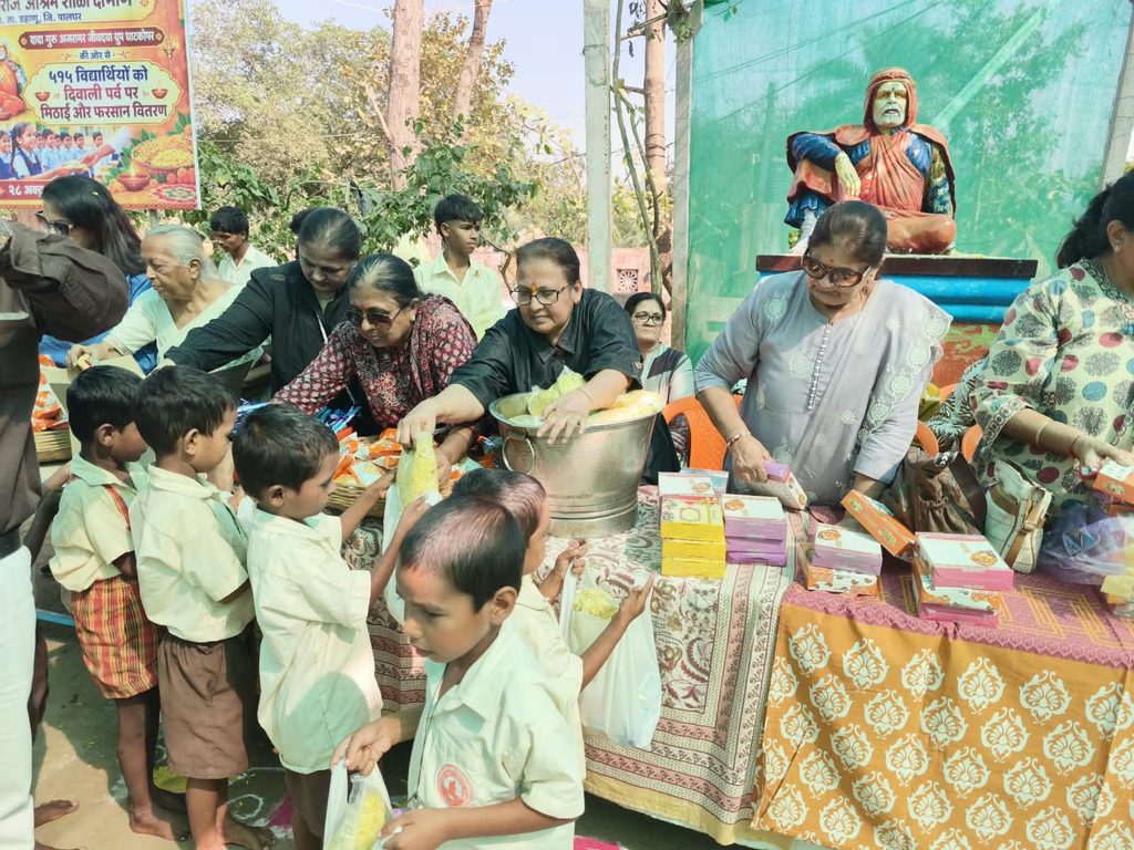 दाभोण आश्रमशाळेतील विद्यार्थ्यांची दिवाळी गोड! दादा गुरू अजरामर जिवदया ग्रुप व पुष्प सेवा ग्रुपतर्फे फराळ, फटाके आणि केकचे वाटप whatsapp image 2026 10 29 at 12.18.21 am